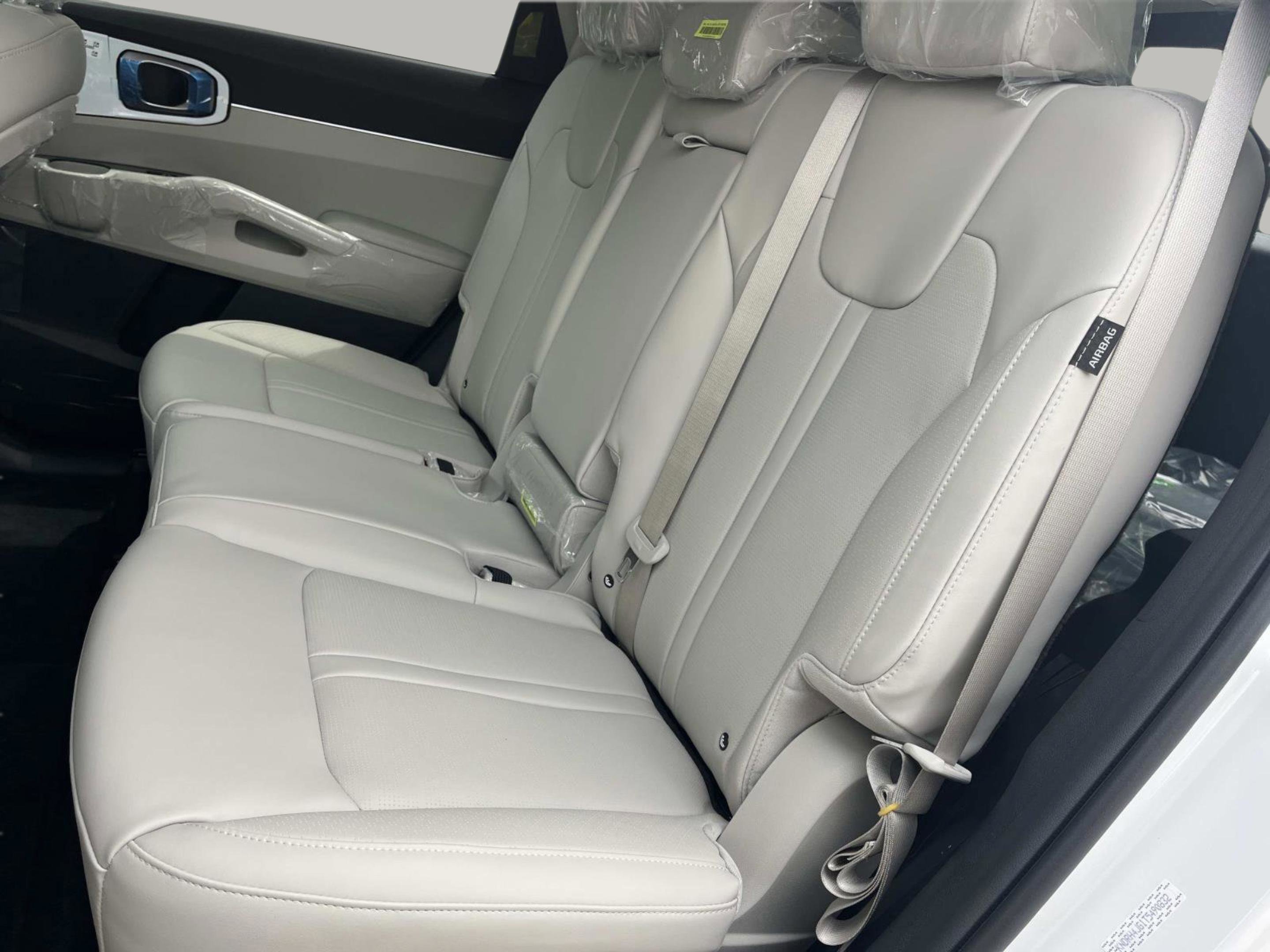 New 2026 Snow White Pearl Kia EX image 22
