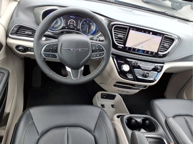 Used 2024 Black Chrysler Touring L image 17
