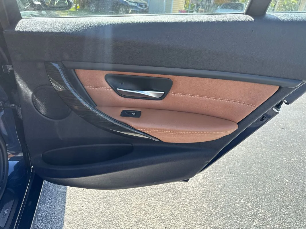 Used 2013  BMW xDrive image 14
