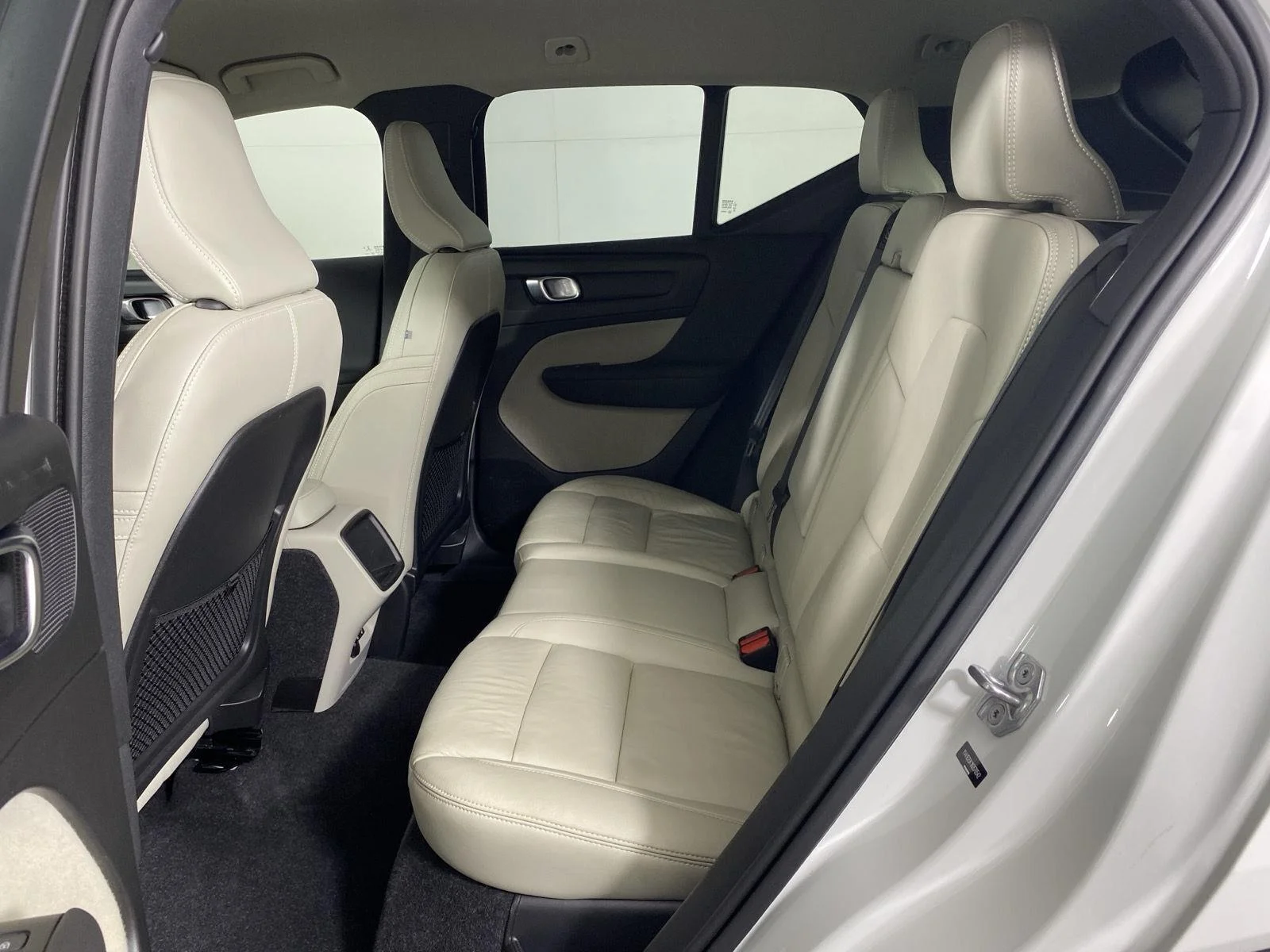 Used 2022 Crystal White Metallic Volvo Momentum image 23