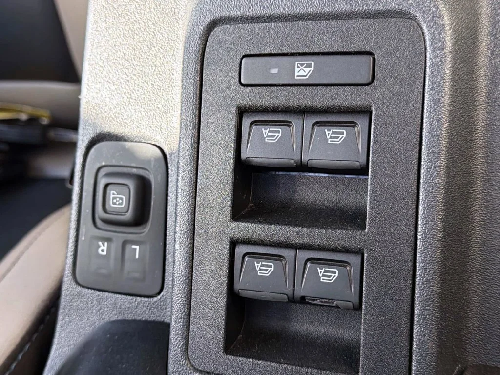 Used 2022 Velocity Blue Metallic Ford Wildtrak image 28