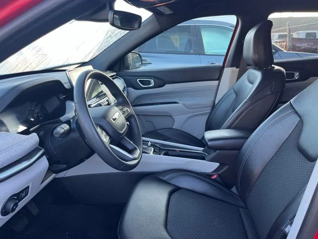 Used 2024  Jeep Latitude image 9