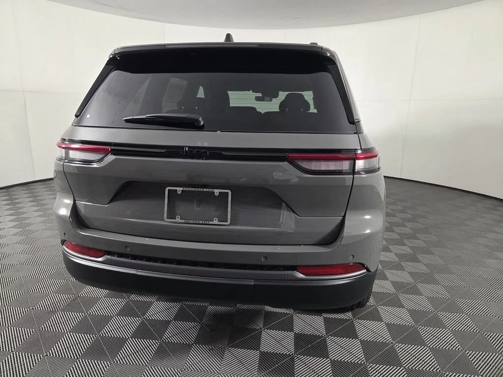 New 2027 Sting-Gray Clearcoat Jeep Laredo Altitude image 6