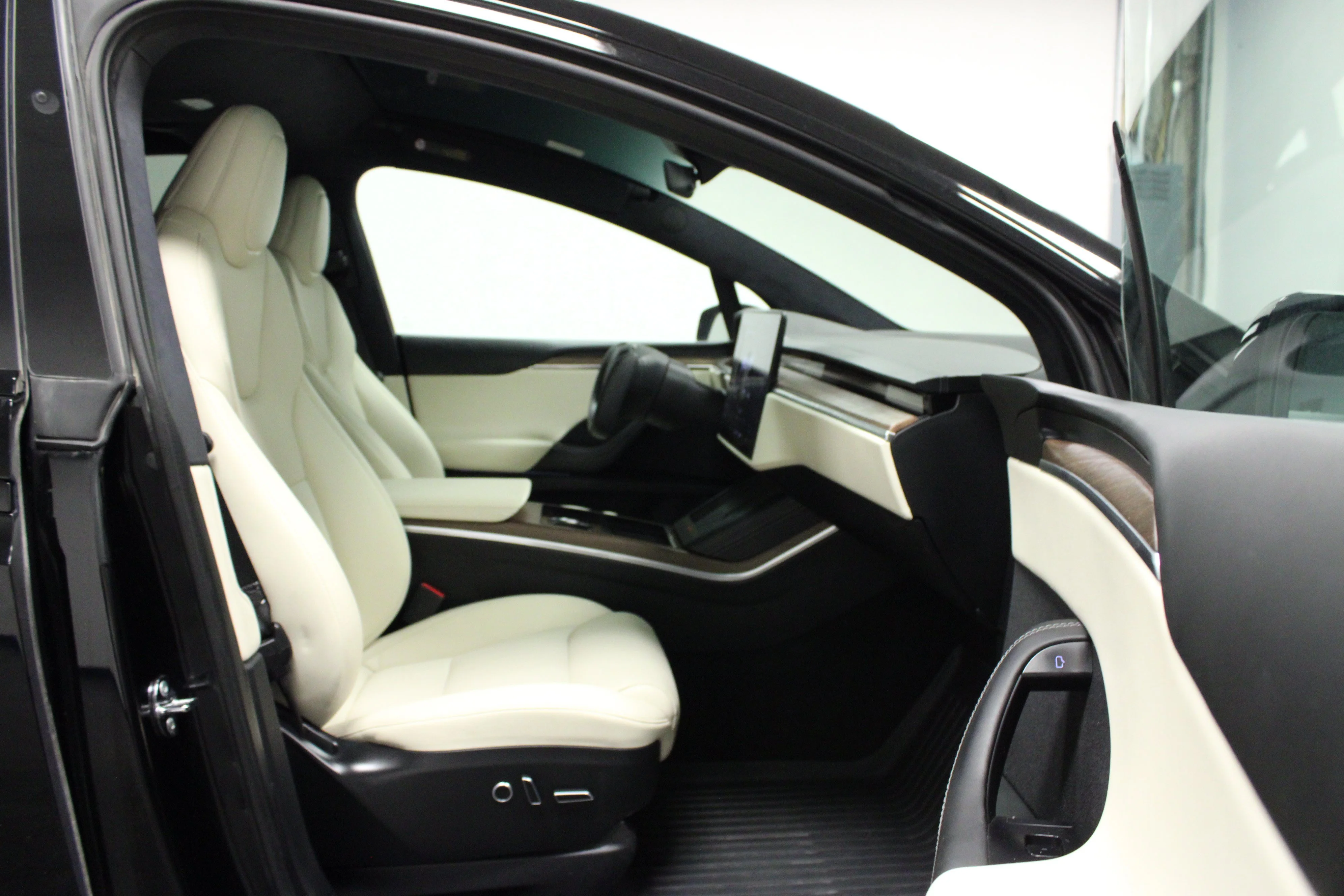 Used 2023 Solid Black Tesla Base image 19
