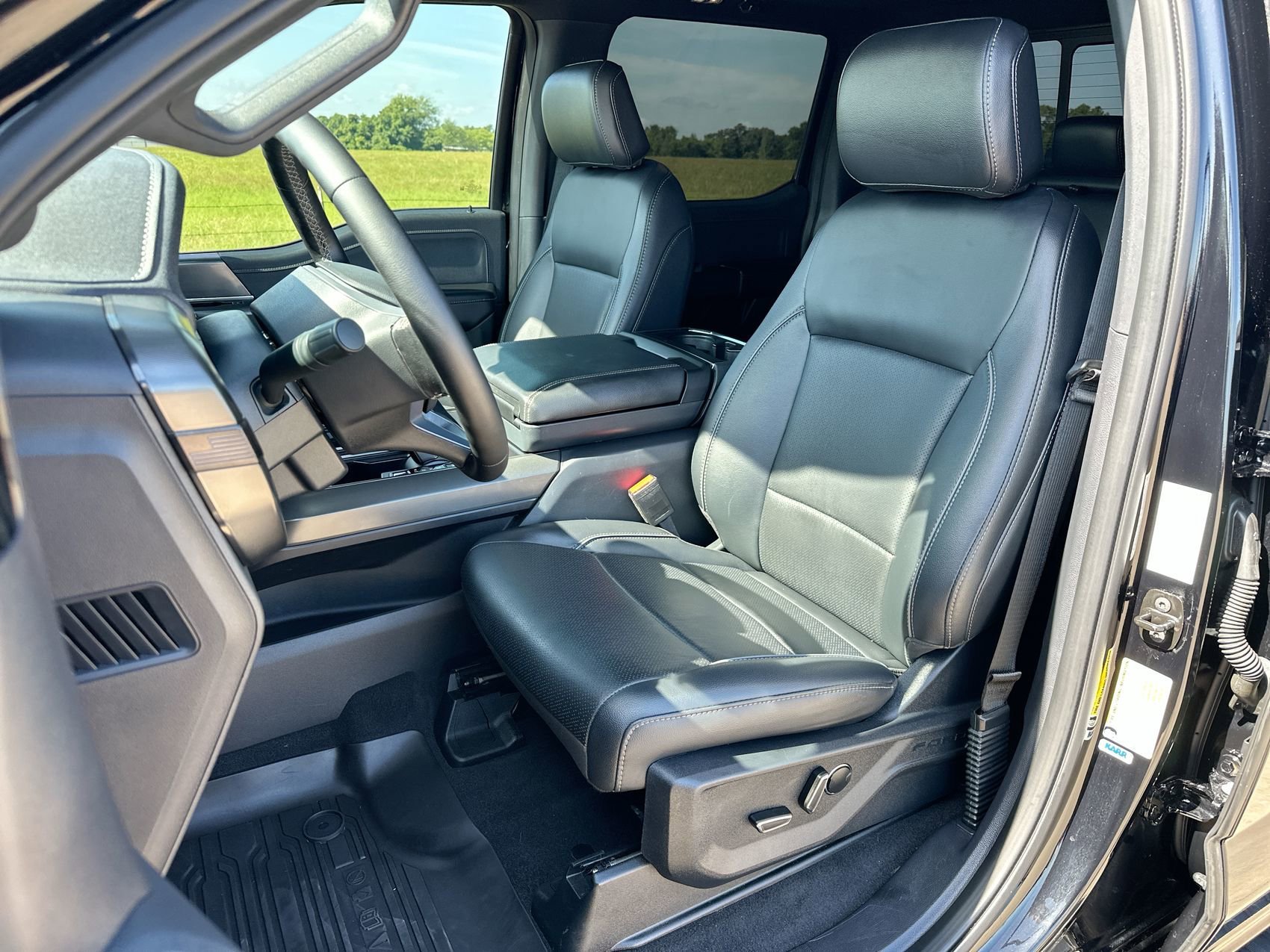Used 2025 Black Metallic Ford LARIAT image 11