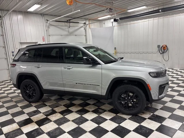 New 2026 Silver Zynith Exterior Paint Jeep Altitude image 3