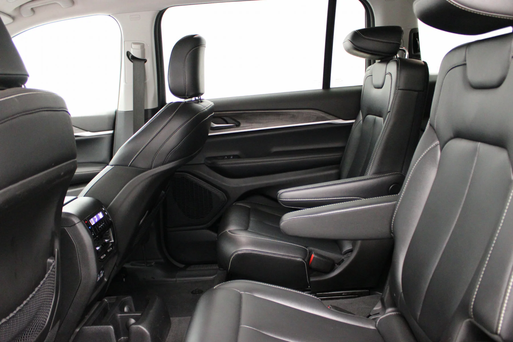 Used 2023 Silver Zynith Jeep Limited 4x4 image 26