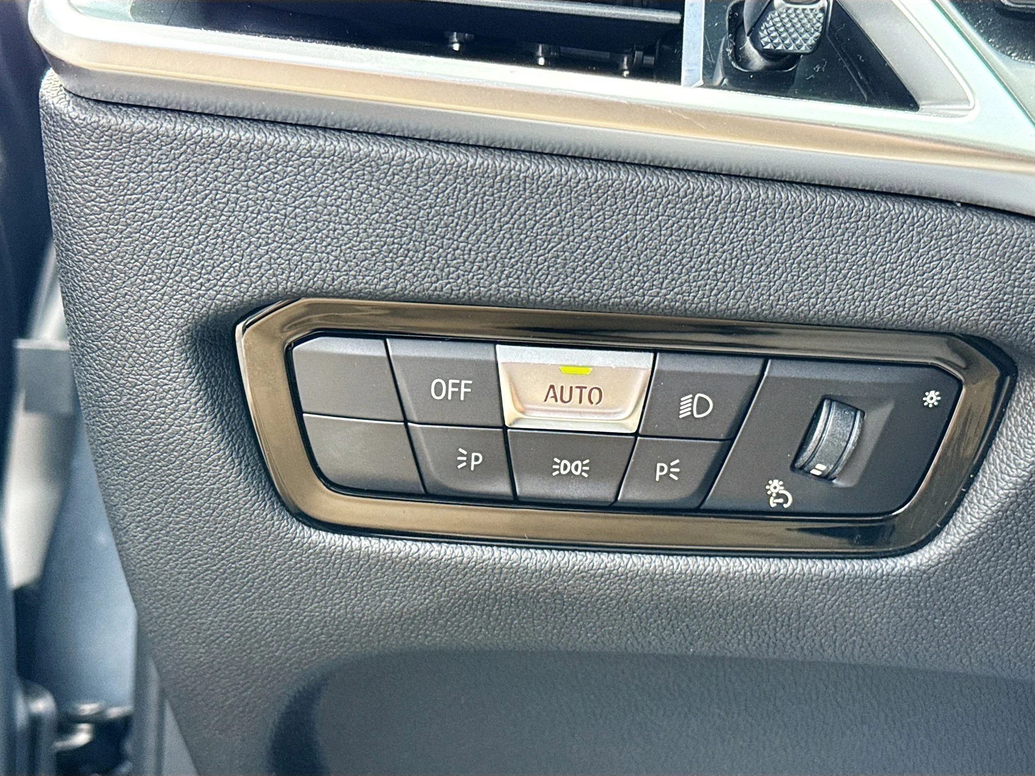 Used 2025 Skyscraper Grey Metallic BMW M240i image 34