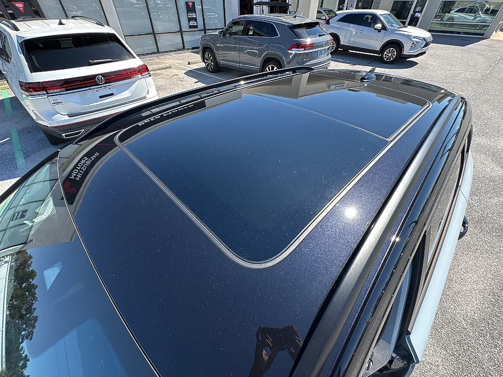New 2027 Monument Gray w/ Deep Black Roof Volkswagen SE Black FWD image 33