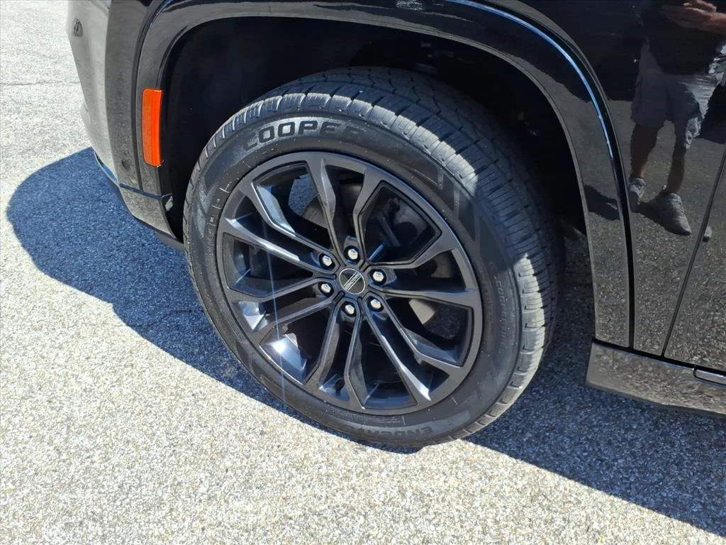 Used 2023 Diamond Black Crystal Pearlcoat Jeep Series II Obsidian image 9