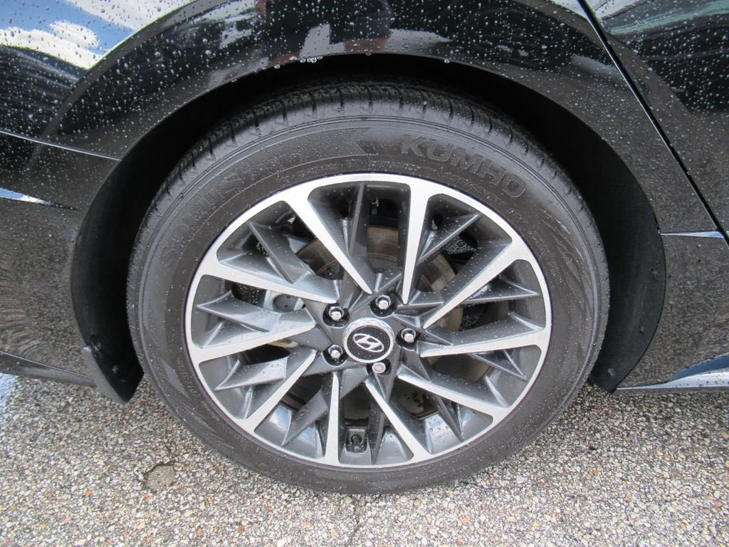 Used 2022 Black Hyundai Limited image 8