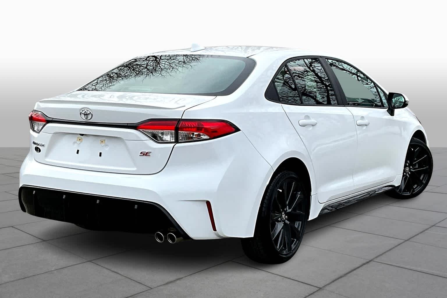 Used 2024 Ice Cap Toyota SE image 12