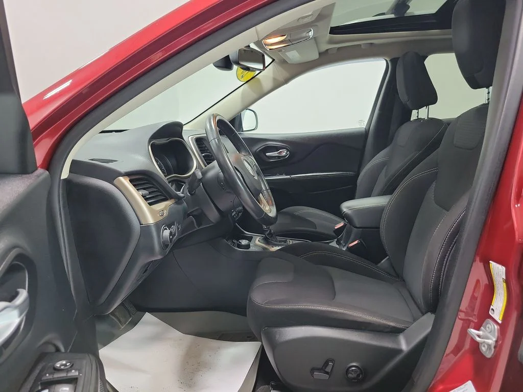 Used 2015 Red Jeep Latitude image 25