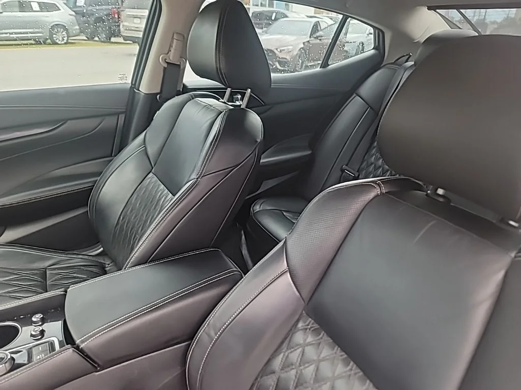 Used 2023 Silver Nissan Platinum image 11