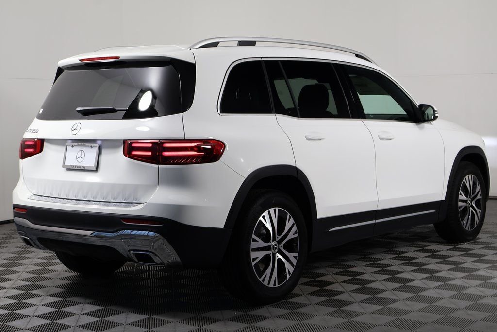 New 2026 Polar White Mercedes-Benz GLB 250 image 2
