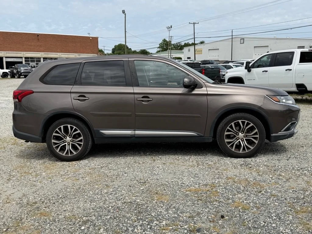 Used 2017  Mitsubishi SE image 3
