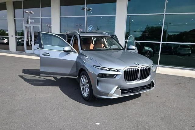 Used 2024 Gray BMW xDrive40i image 31