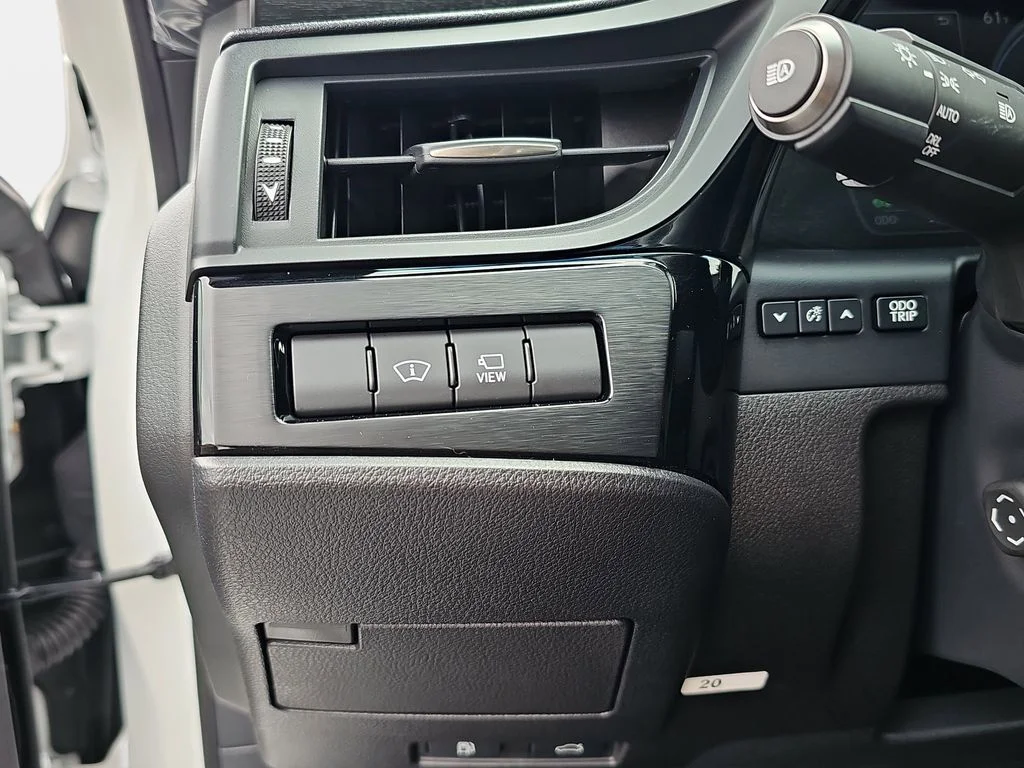 Used 2025 White Lexus 300h Luxury image 26