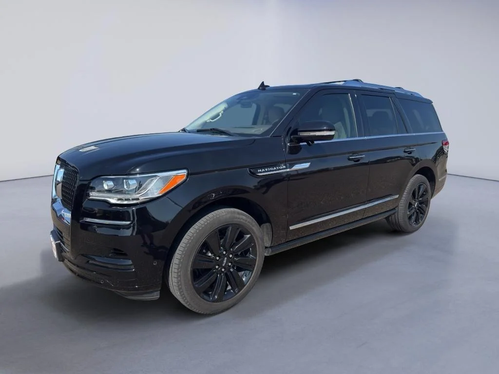 Used 2024 Infinite Black Metallic Clearcoat Lincoln Reserve image 2
