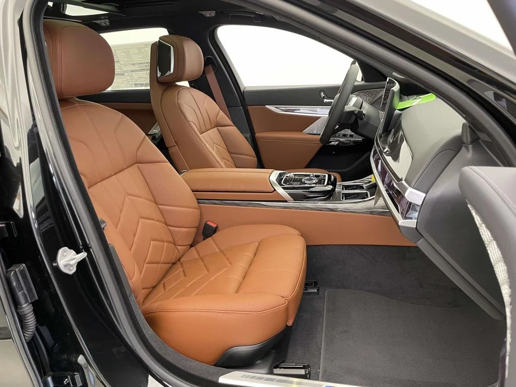 New 2026 Black BMW xDrive60 image 19