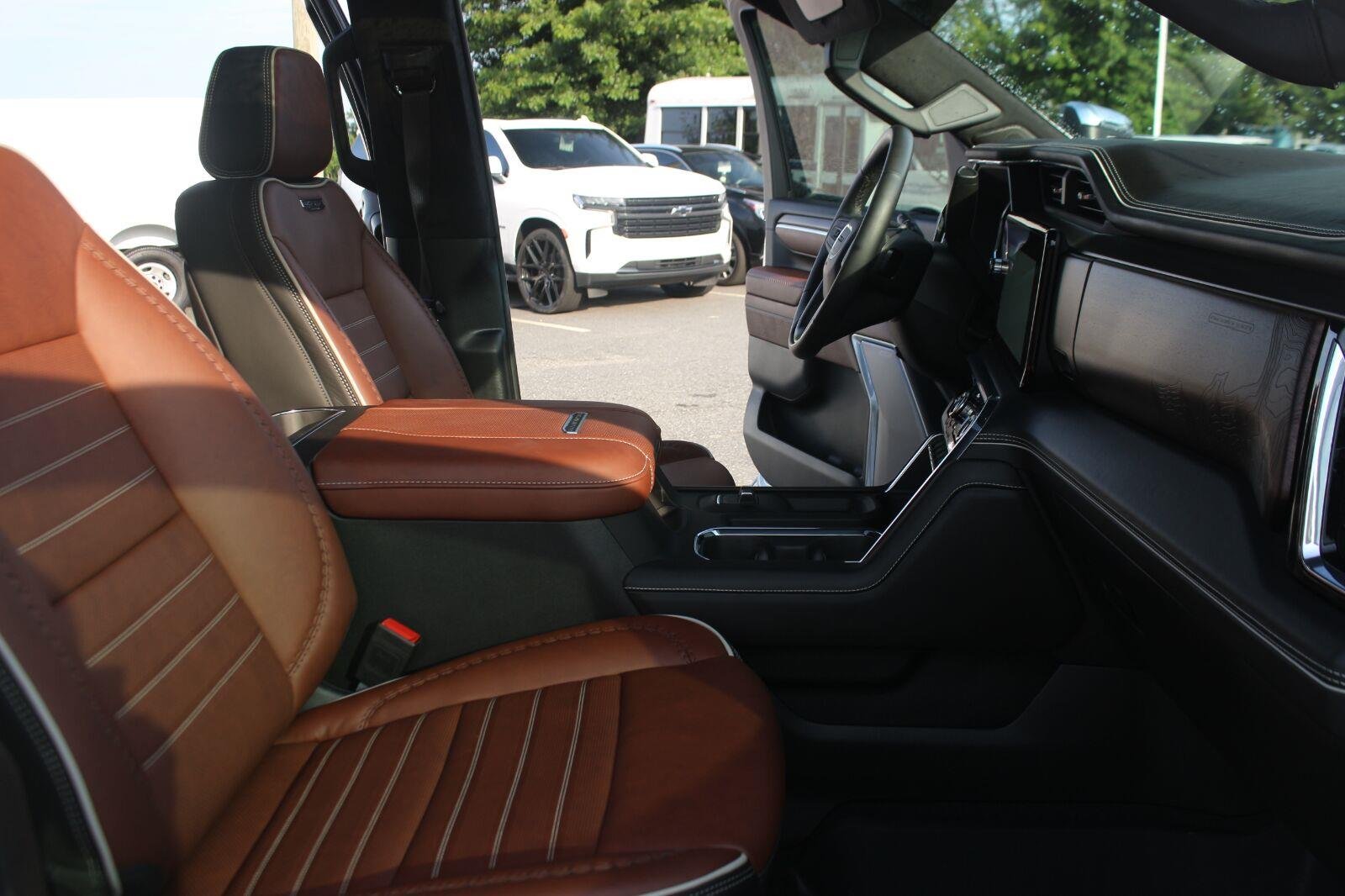 Used 2025 White Frost Tricoat GMC Denali Ultimate image 39