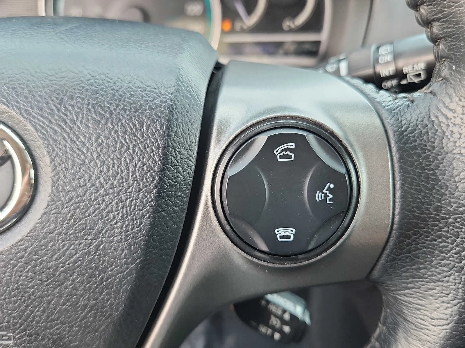Used 2013 Black Toyota XLE image 22