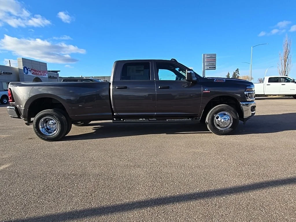 New 2026 Granite Crystal Metallic Clear-Coat Exterior Paint RAM Tradesman image 8