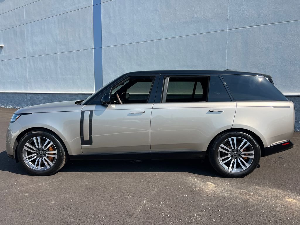 Used 2025 Gold Land Rover SE image 4