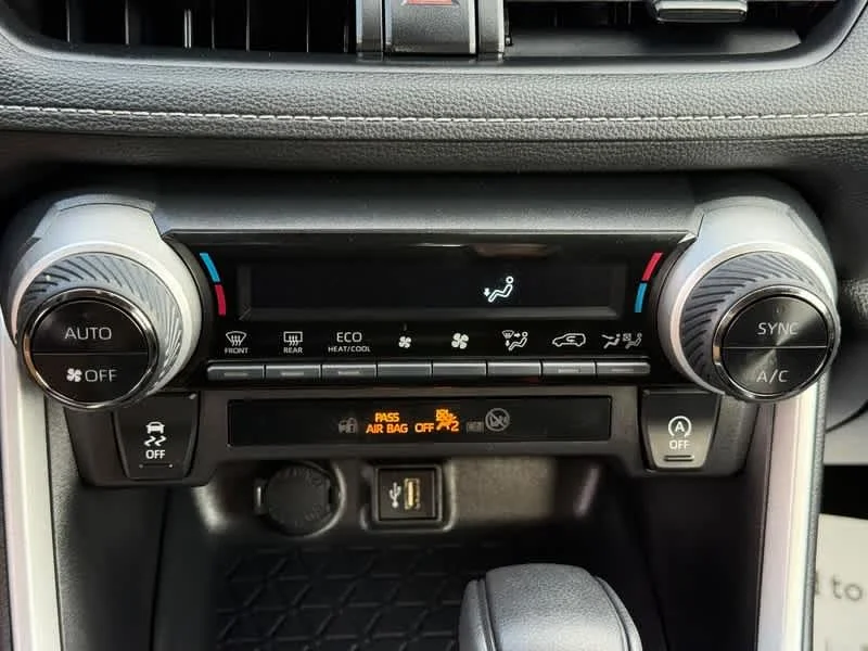 2025 Toyota RAV4 XLE - Photo 18