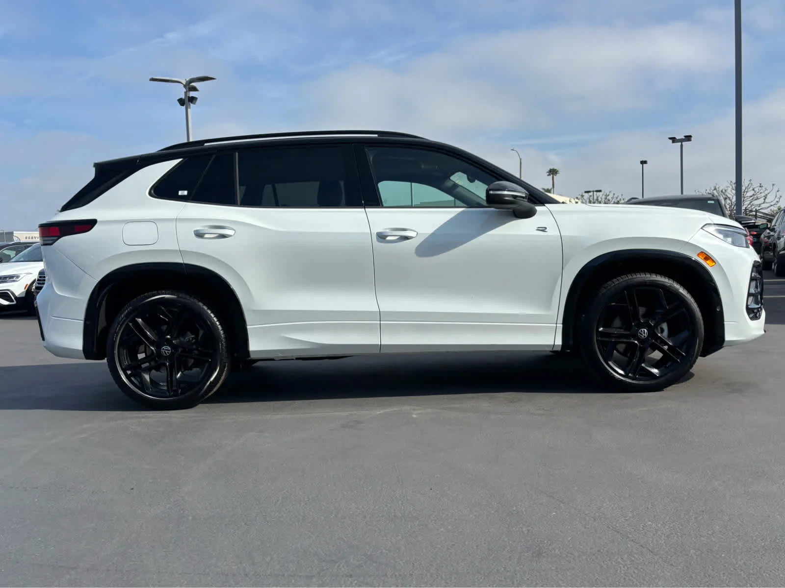 New 2026 Opal White w/Deep Black Roof Volkswagen SE R-Line Black image 2