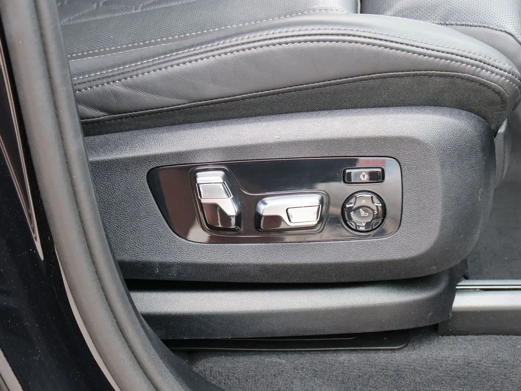 Used 2025 Black BMW xDrive40i image 10