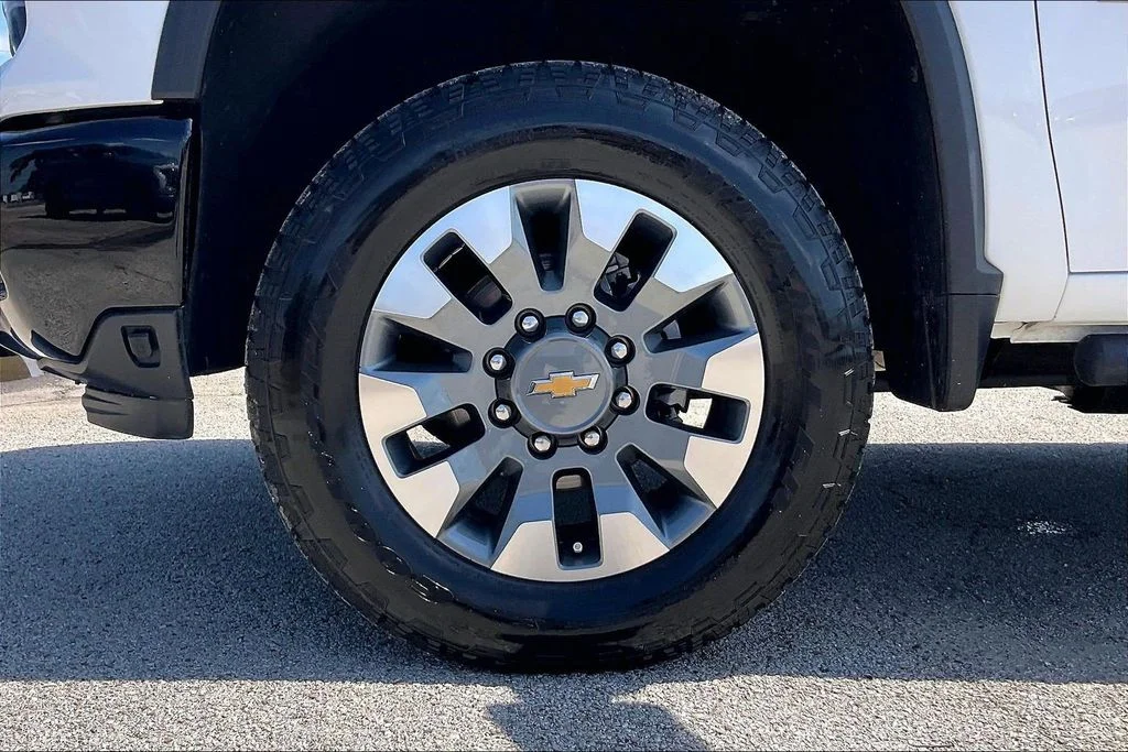 Used 2025 White Chevrolet Custom image 35