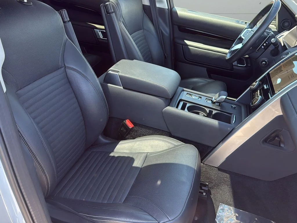 Used 2024  Land Rover S image 12