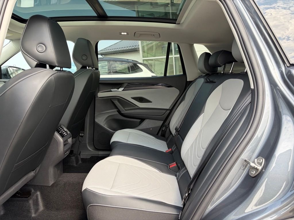 New 2026 Platinum Gray Metallic Volkswagen 2.0T SE image 18