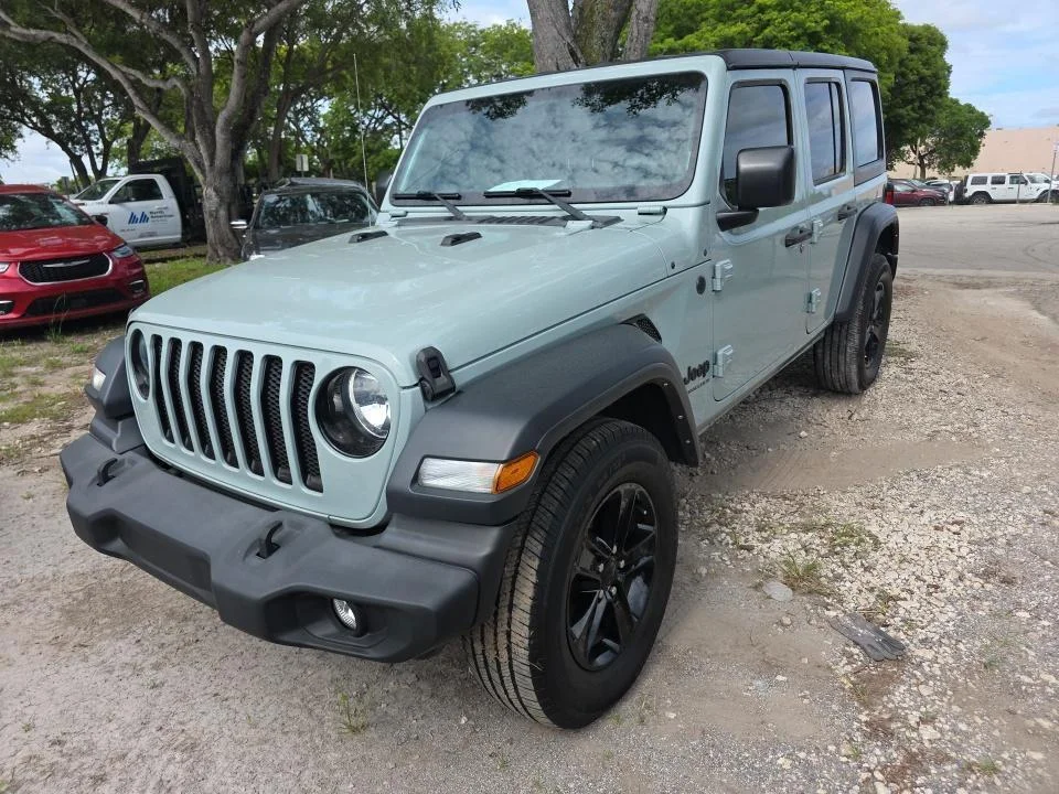 Used 2023 Earl Clearcoat Jeep Sport Altitude image 2