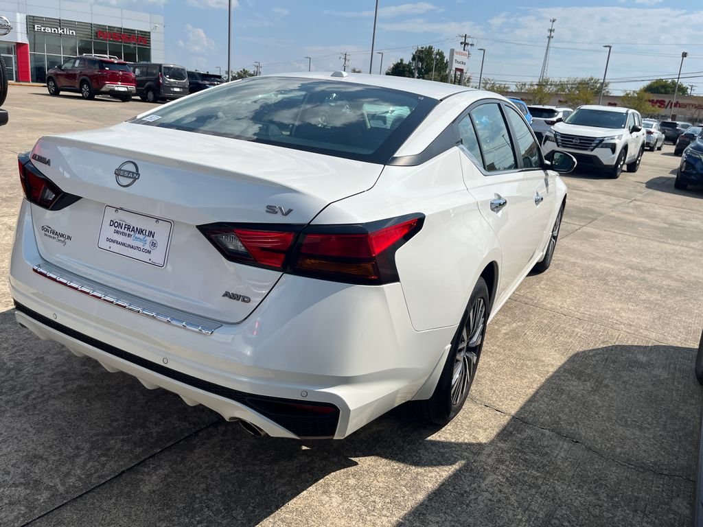 Used 2023 White Nissan 2.5 SV image 5