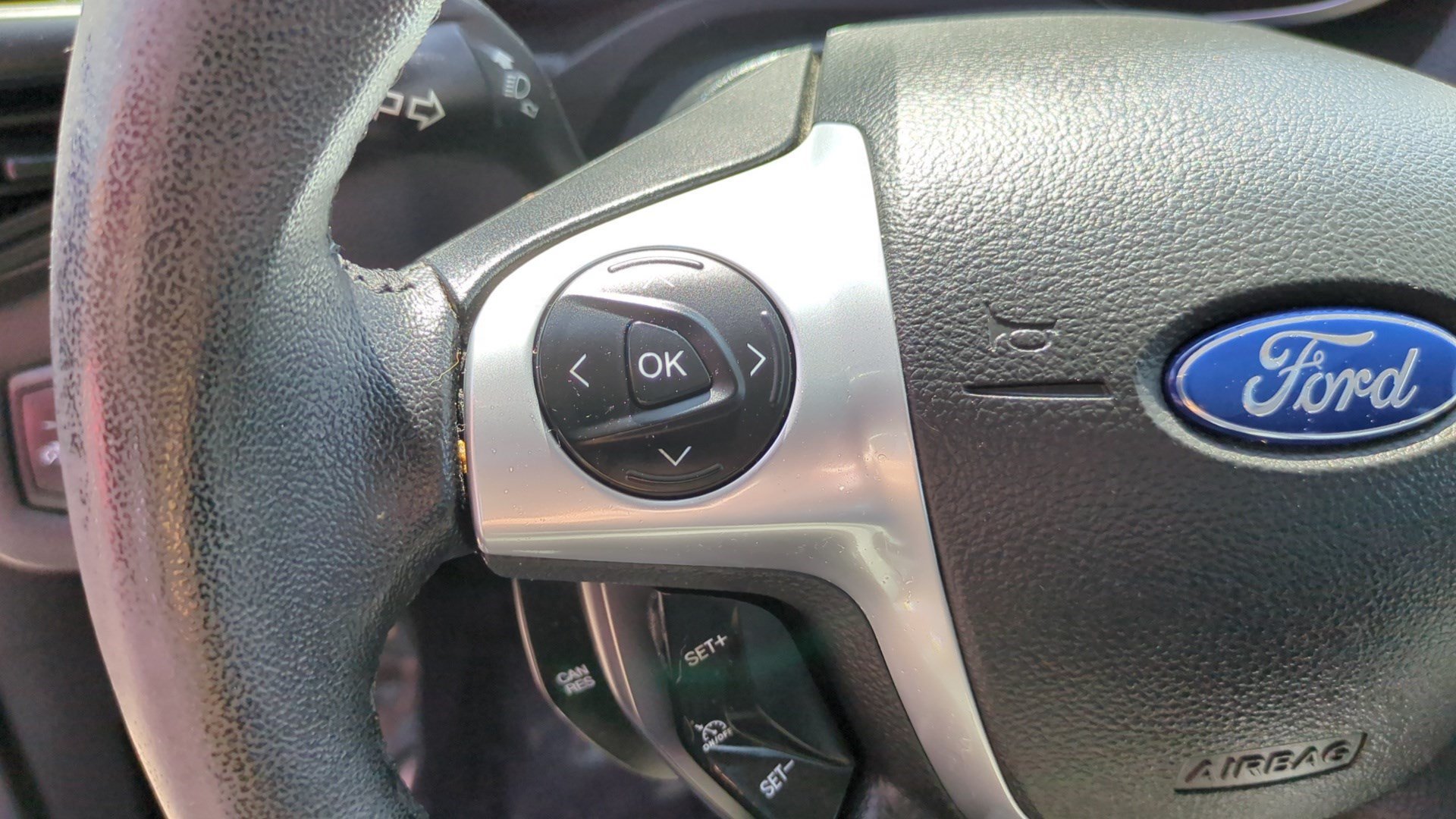 Used 2015 White Platinum Clearcoat Metallic Ford SE image 17