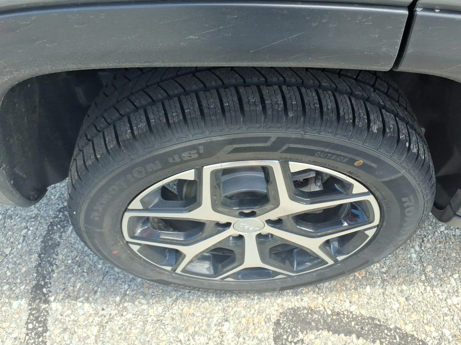 Used 2024 Gray Clearcoat Jeep Latitude image 12
