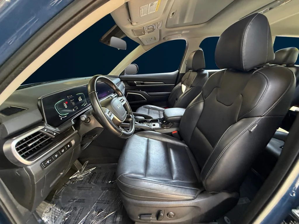 Used 2025 Black Kia S image 10