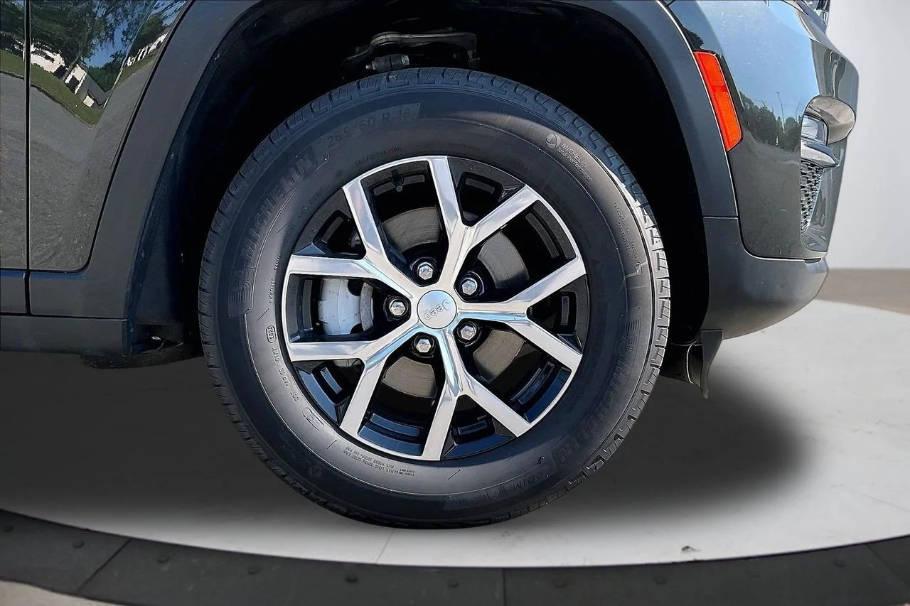 Certified Used 2023  Jeep Limited image 36