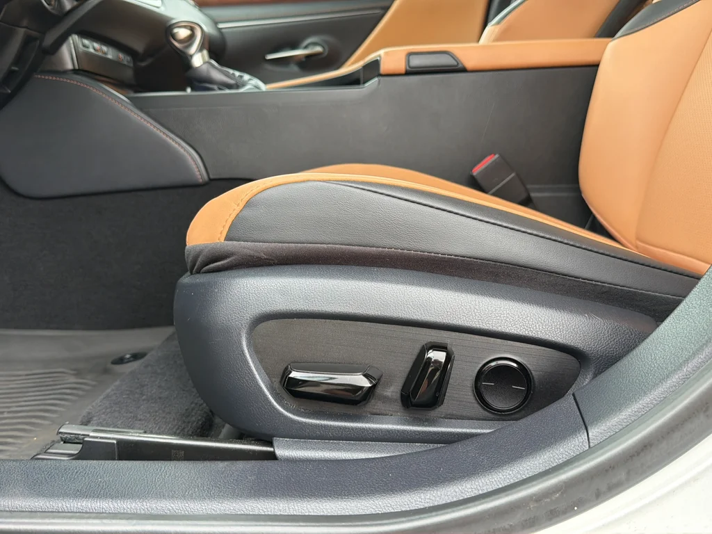 Used 2024 White Lexus 350 image 18