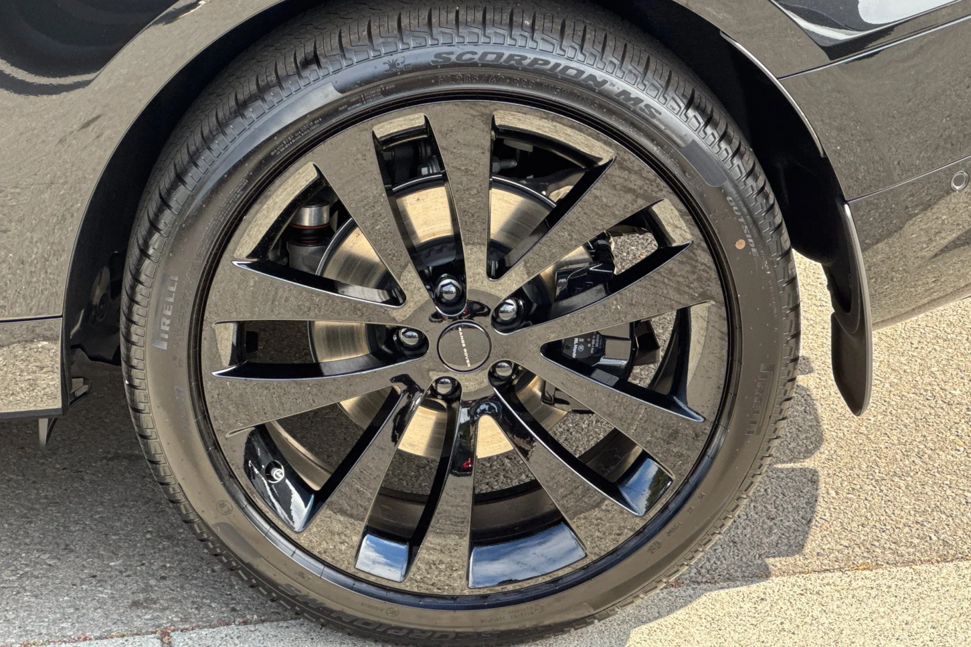 New 2026 Santorini Black Land Rover Dynamic SE image 11