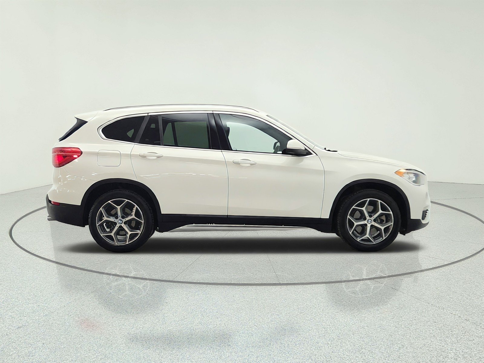 Used 2019 Alpine White BMW sDrive28i Sports Activity Vehicle image 4