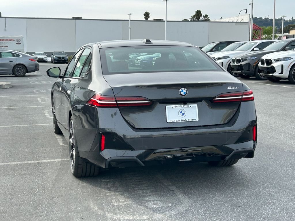 New 2026 Dark Graphite Metallic BMW 530i image 3