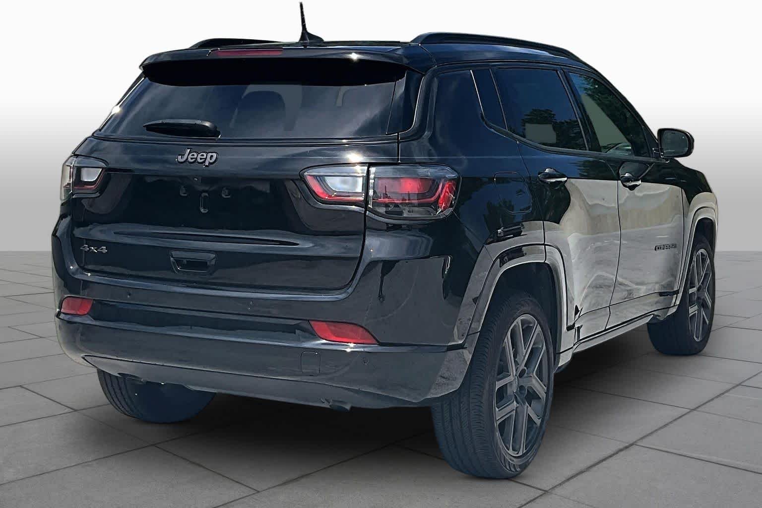 Used 2024 Diamond Black Crystal Pearlcoat Jeep Limited image 12