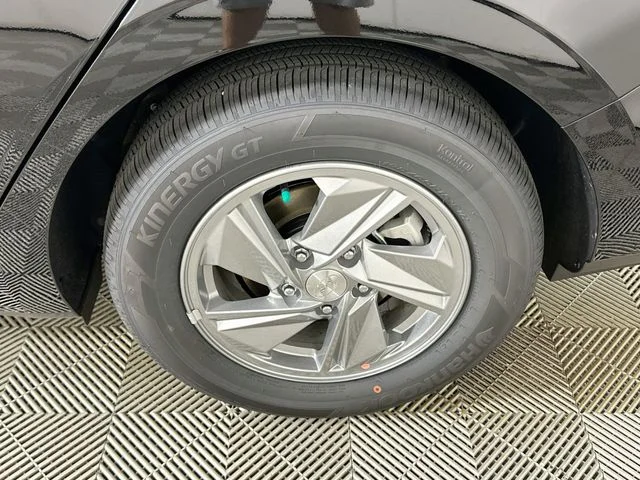 New 2026 Hyundai ELANTRA SE