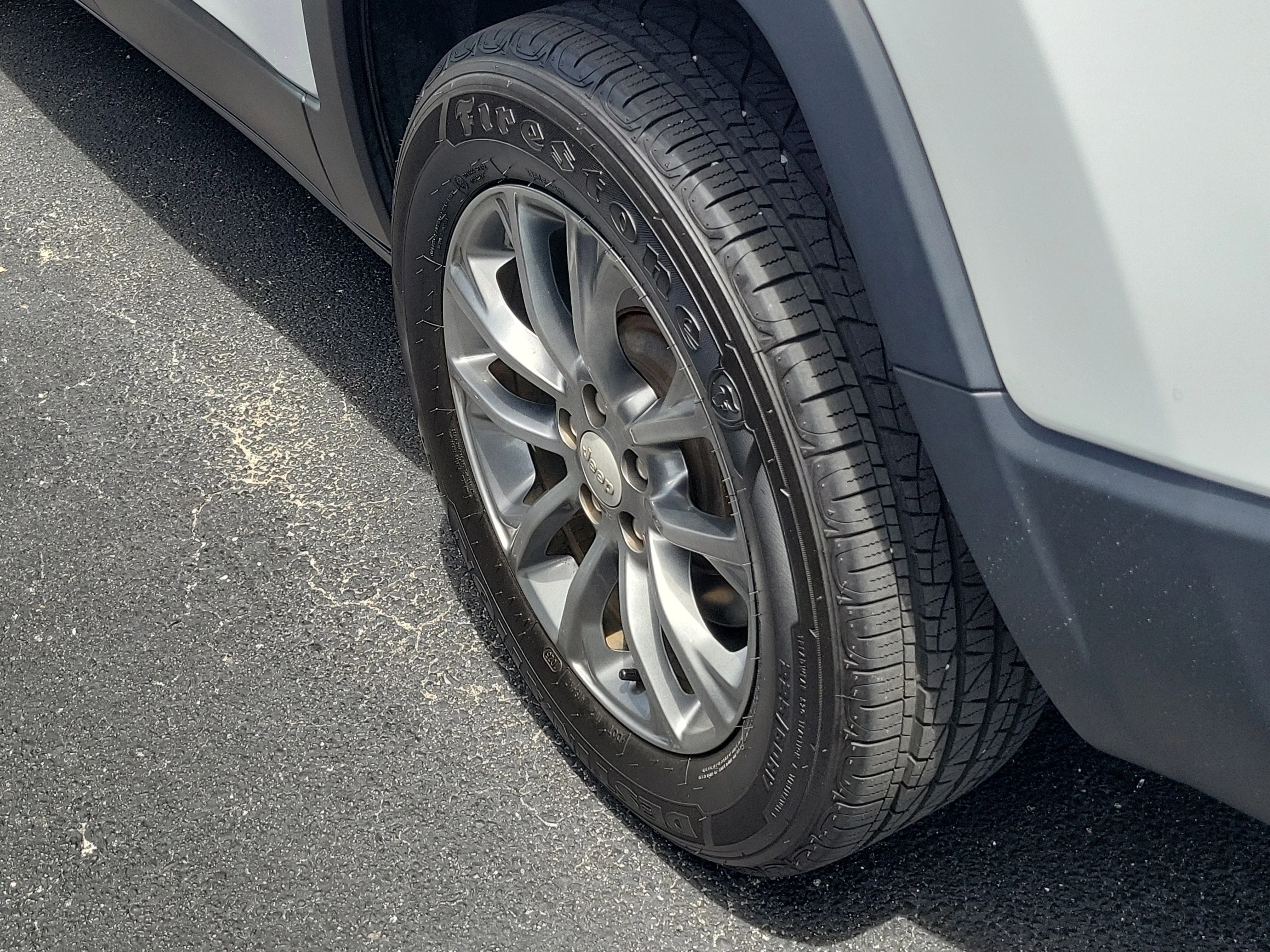 Used 2021 Bright White Clearcoat Jeep Latitude Lux image 10