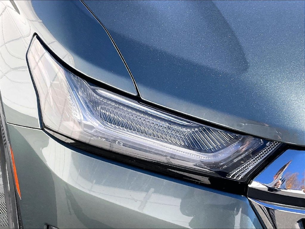 Used 2023 Silver Sage Metallic Chevrolet AWD image 32
