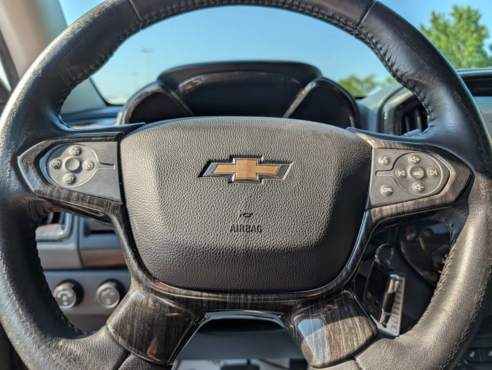 Used 2015 CYBER GRAY METALLIC Chevrolet 4WD Z71 image 30