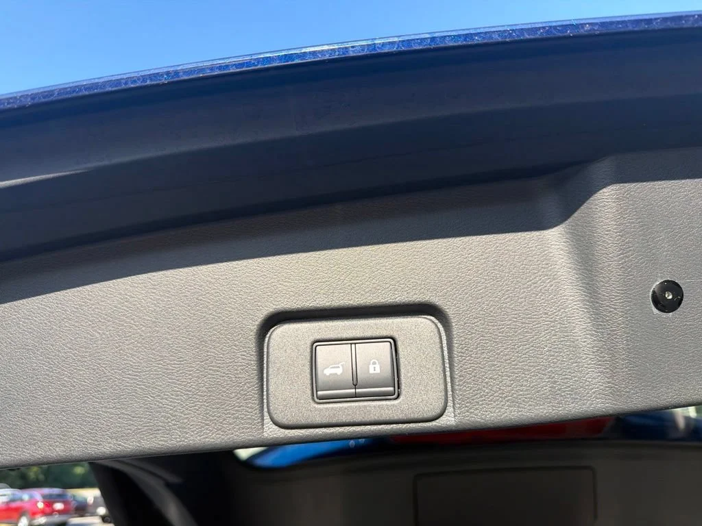 Used 2025 Deep Ocean Nissan SL image 9